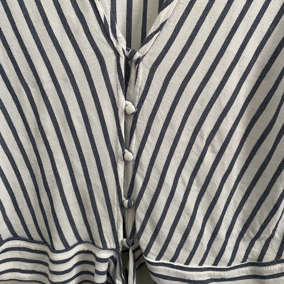 Button down V neck Blouse - Picture 3 of 4